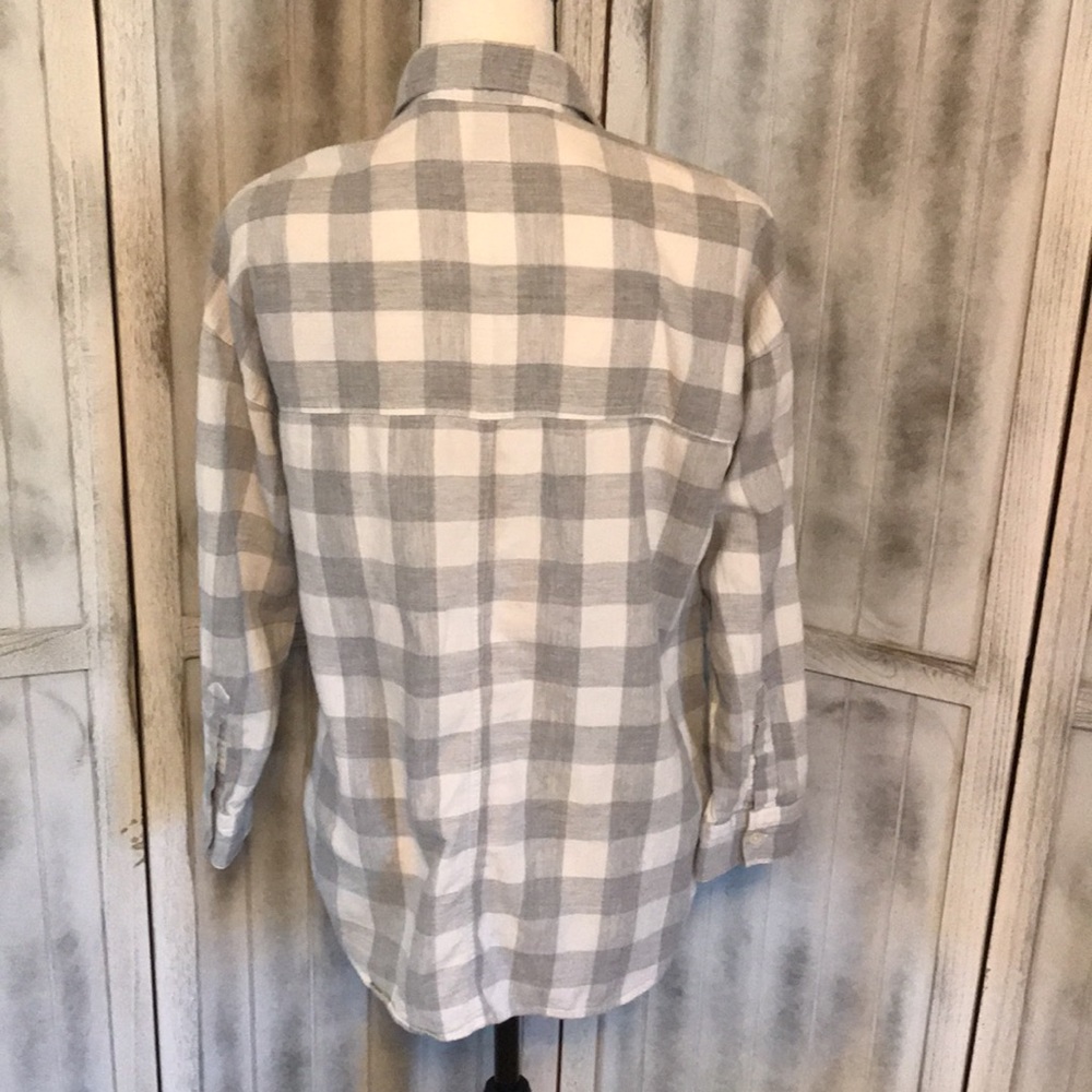 3/$10 Old Navy The Boyfriend Shirt - Picture 3 of 5